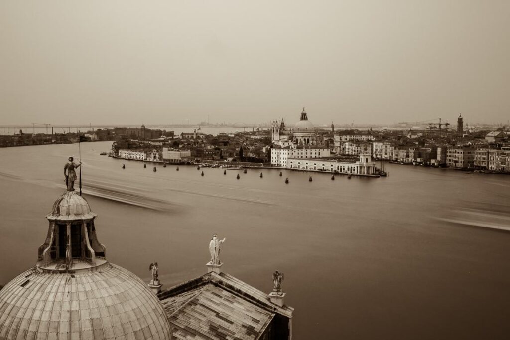 Blick auf Santa Maria della Salute, Anlaufpunkt der Regata Storica in Venedig